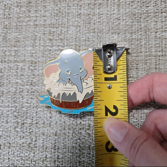 Disney Auctions Baby Dumbo Elephant in Bathtub Tub LE 500 Pin - Picture 10 of 12